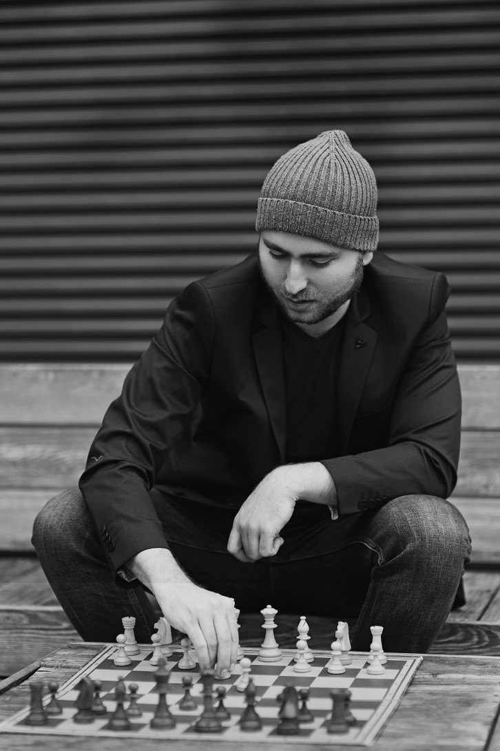 Giancarlo Kerg at a chessboard